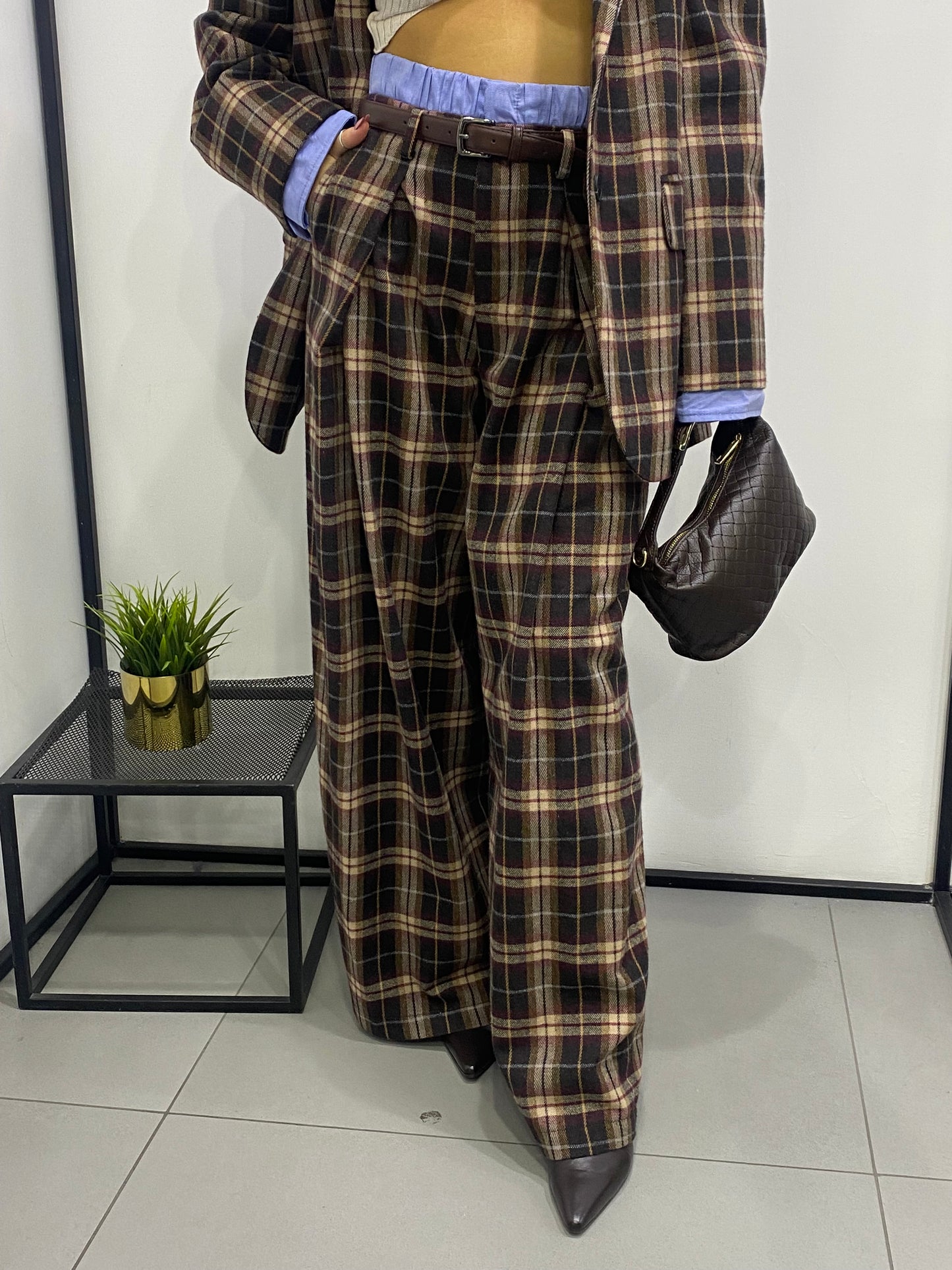 lumina panta check contrasto