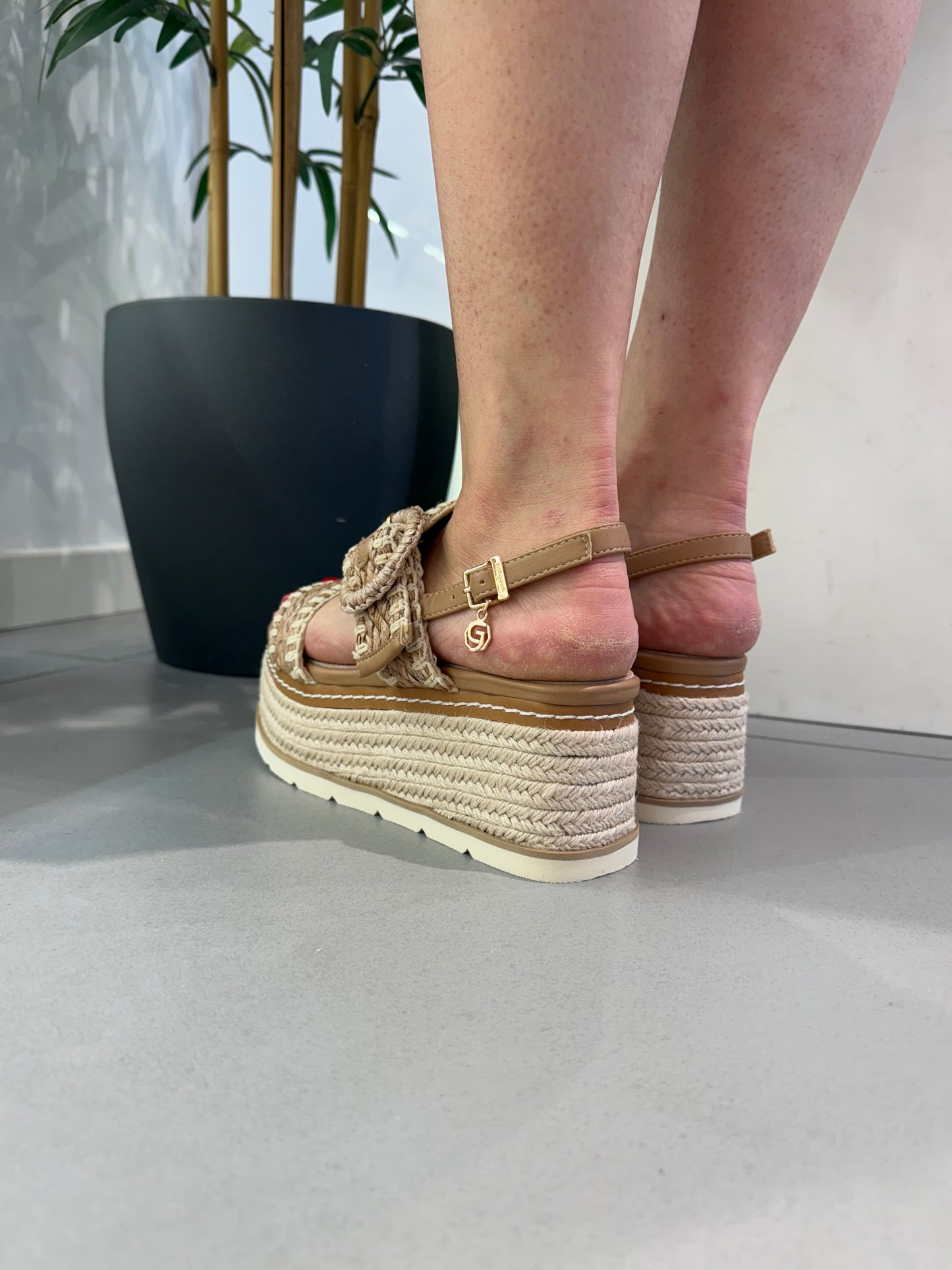 gold sandalo zeppa raffia