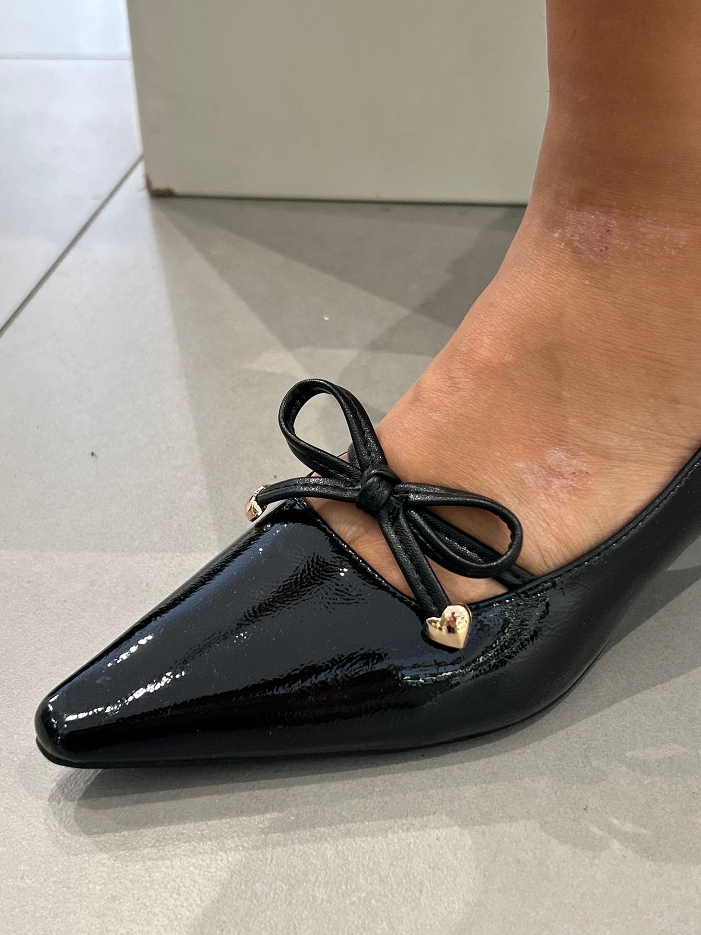 gold decollete fiocco