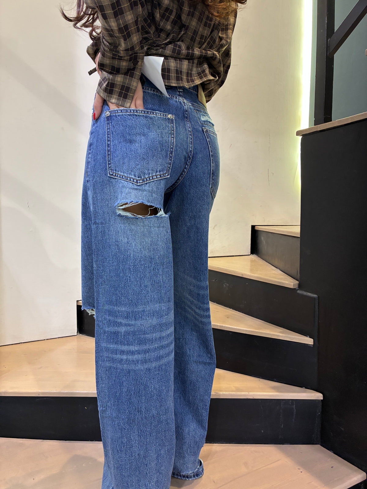 monique jeans strappi