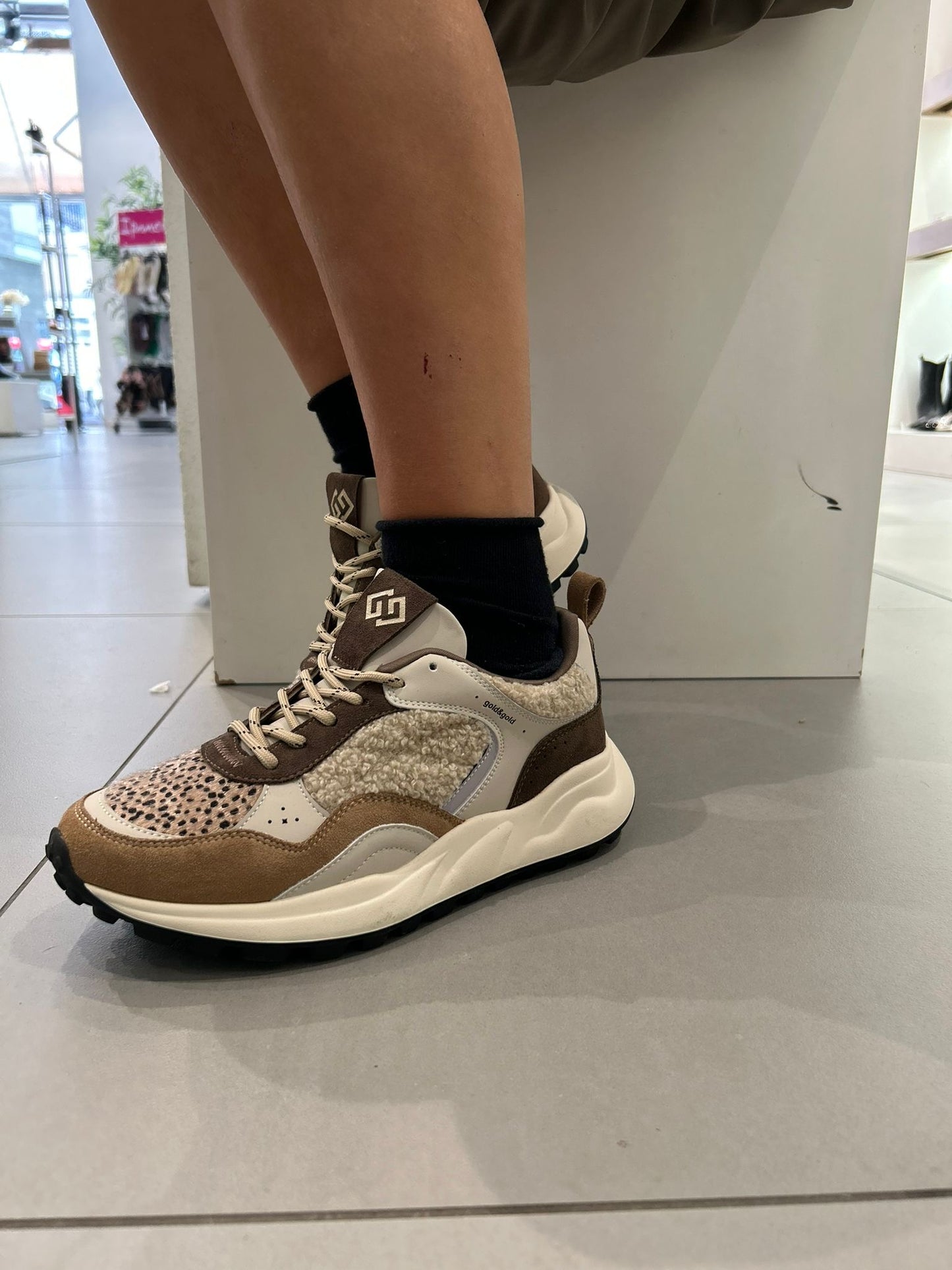 gold sneakers animalier