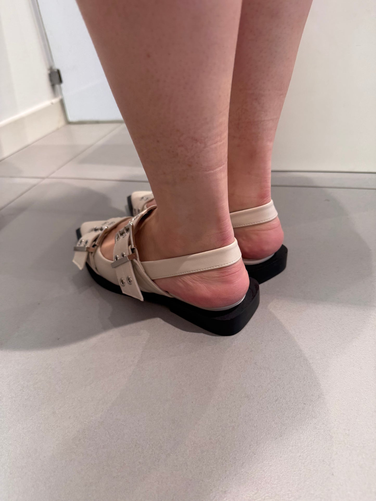 gold sling back fibbia