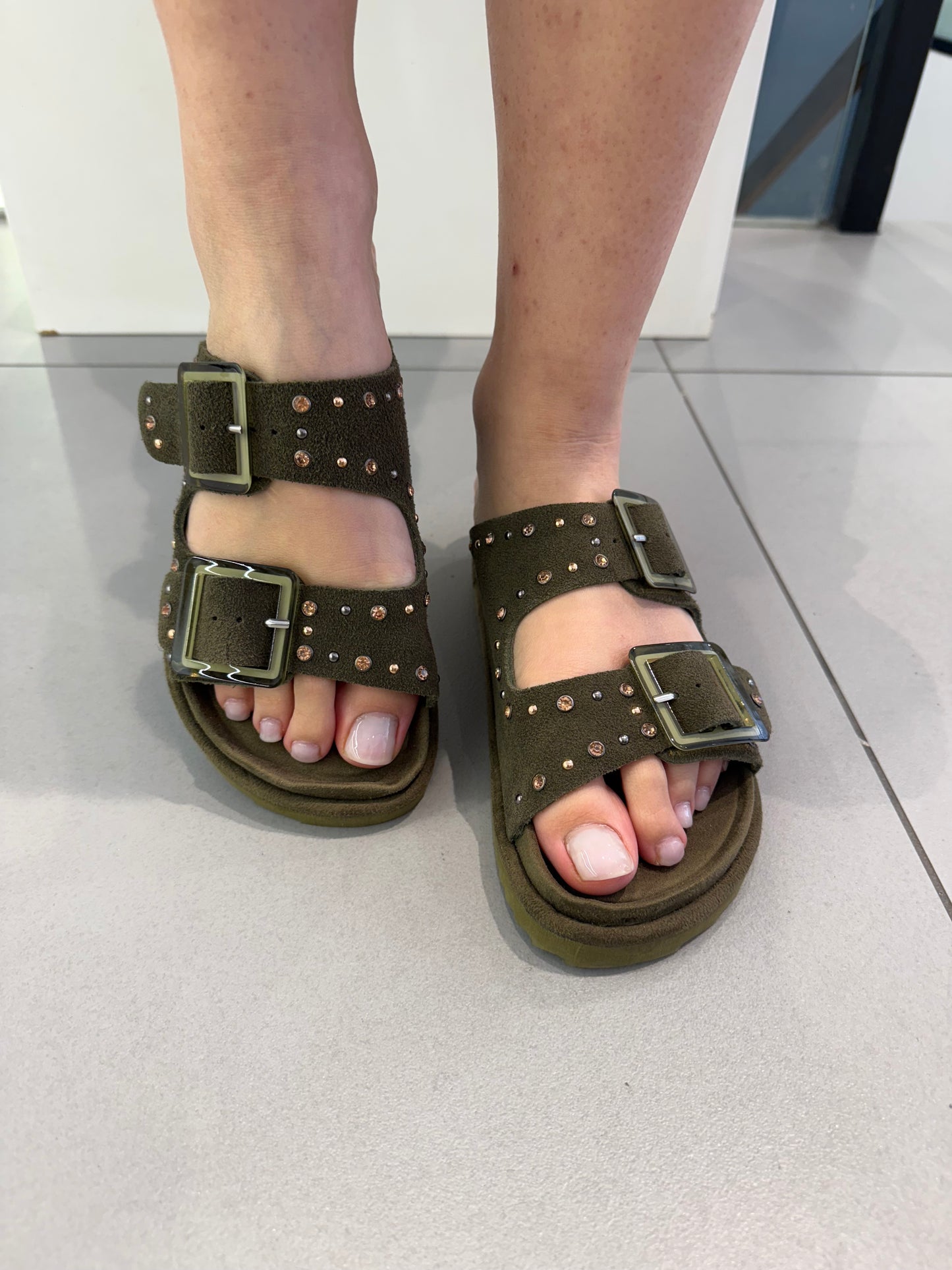 colors sandalo con borchie