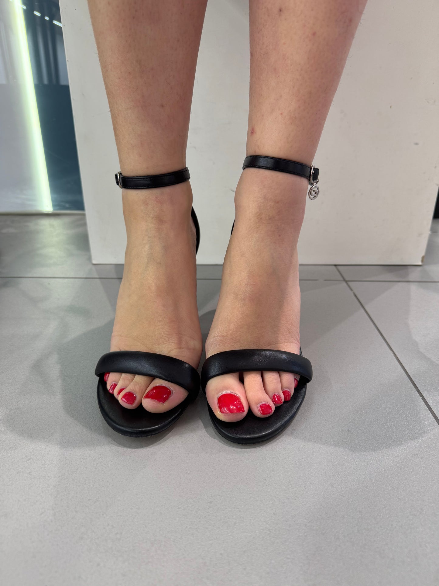 gold sandalo caviglia dettaglio tacco