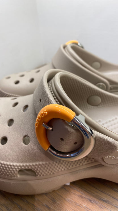 crocs classic plat buckle clog