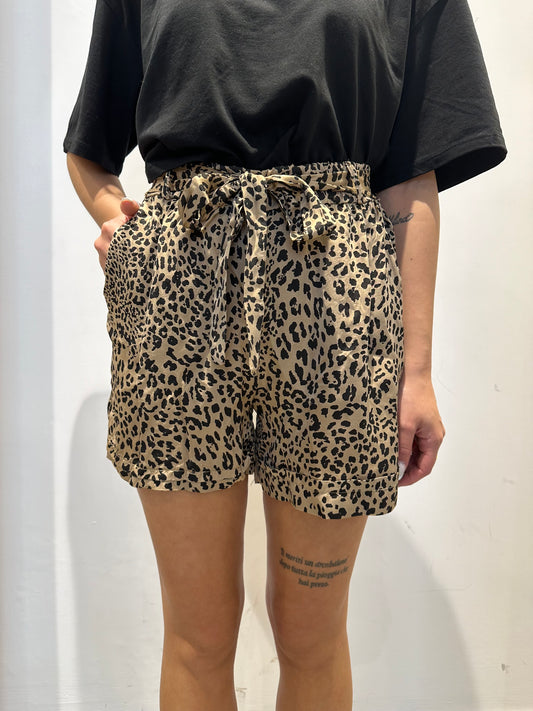 vicbee shorts leo laccio