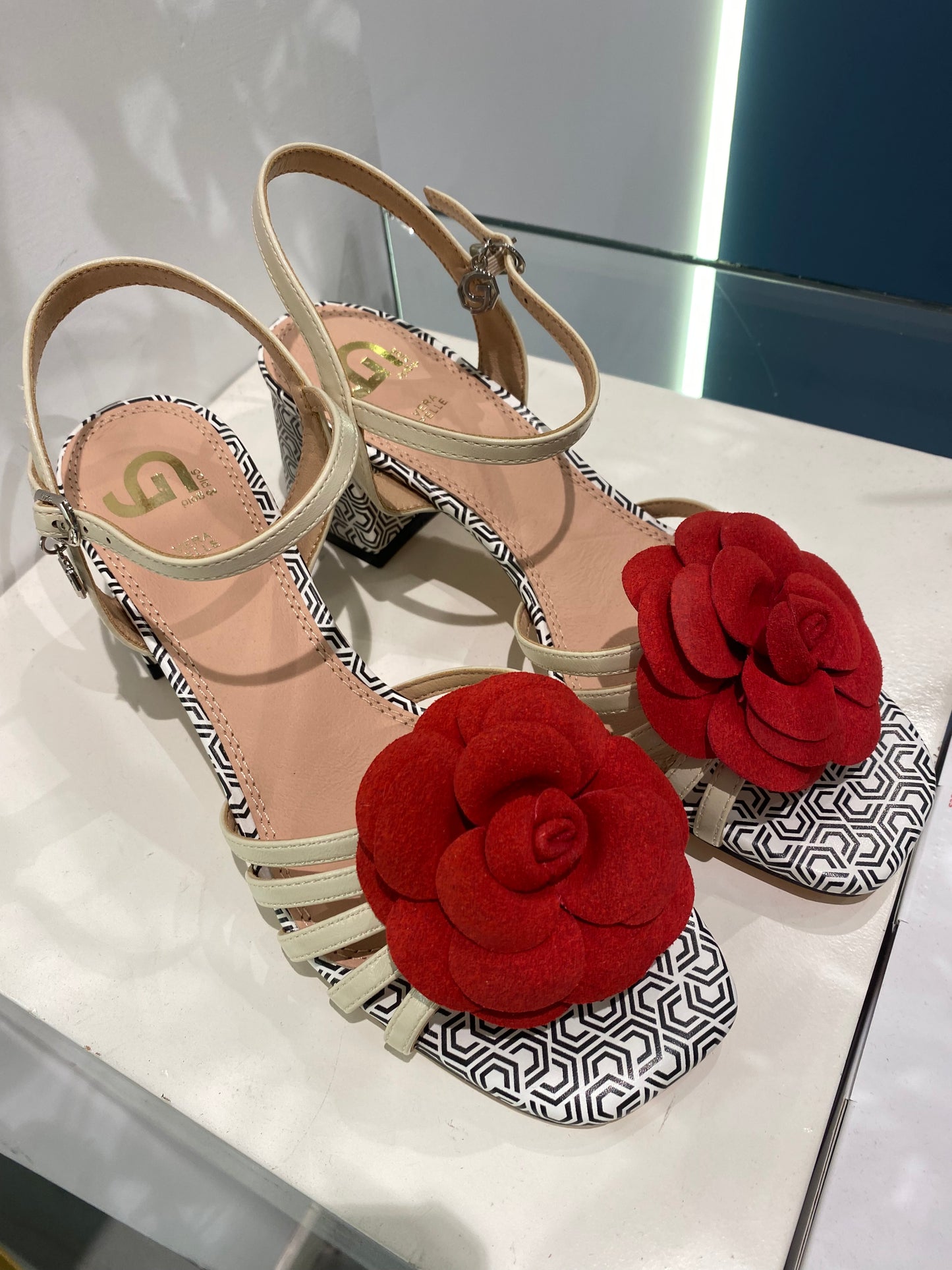 gold sandalo fiore rosa