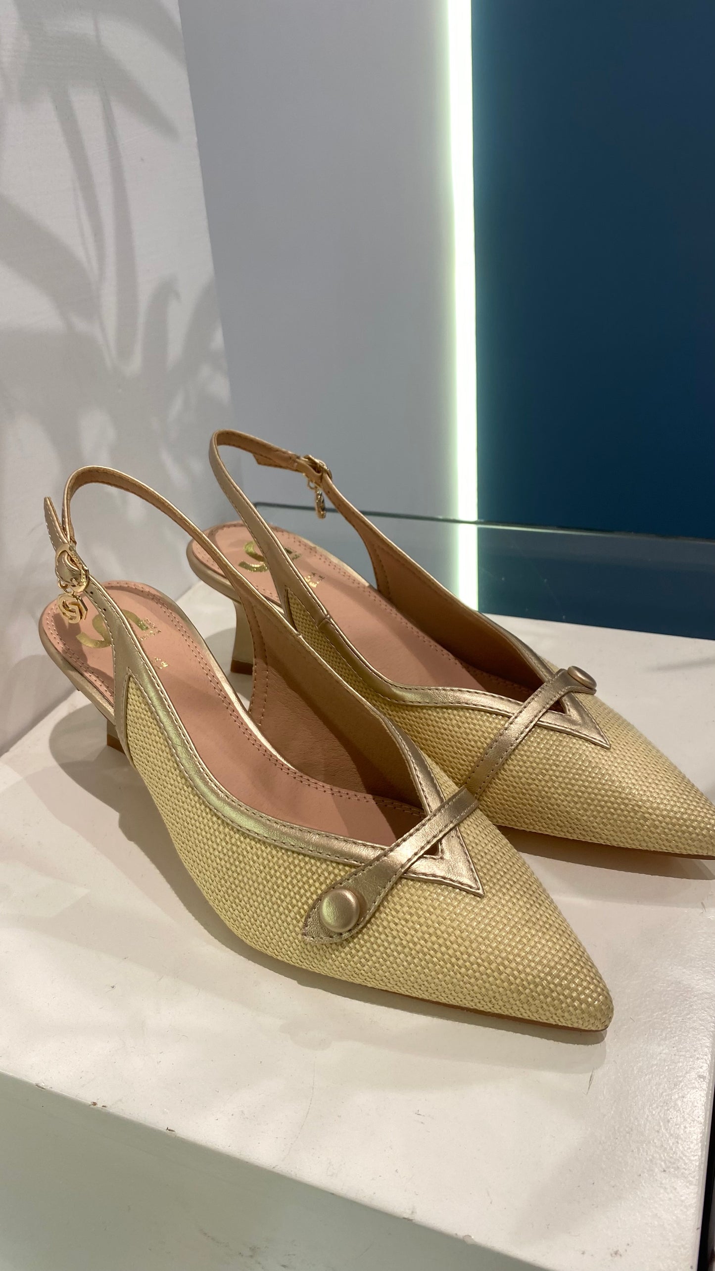 gold sling back contrasto bottone