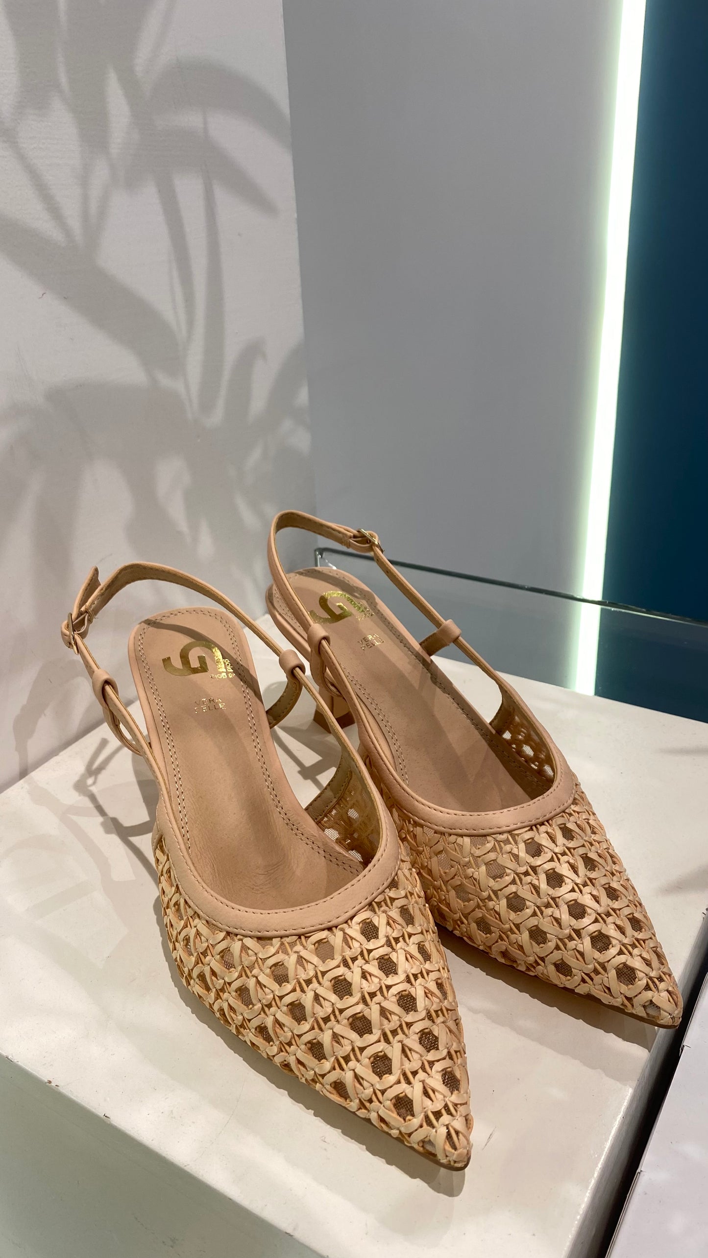 gold sling back tomaia intrecciata