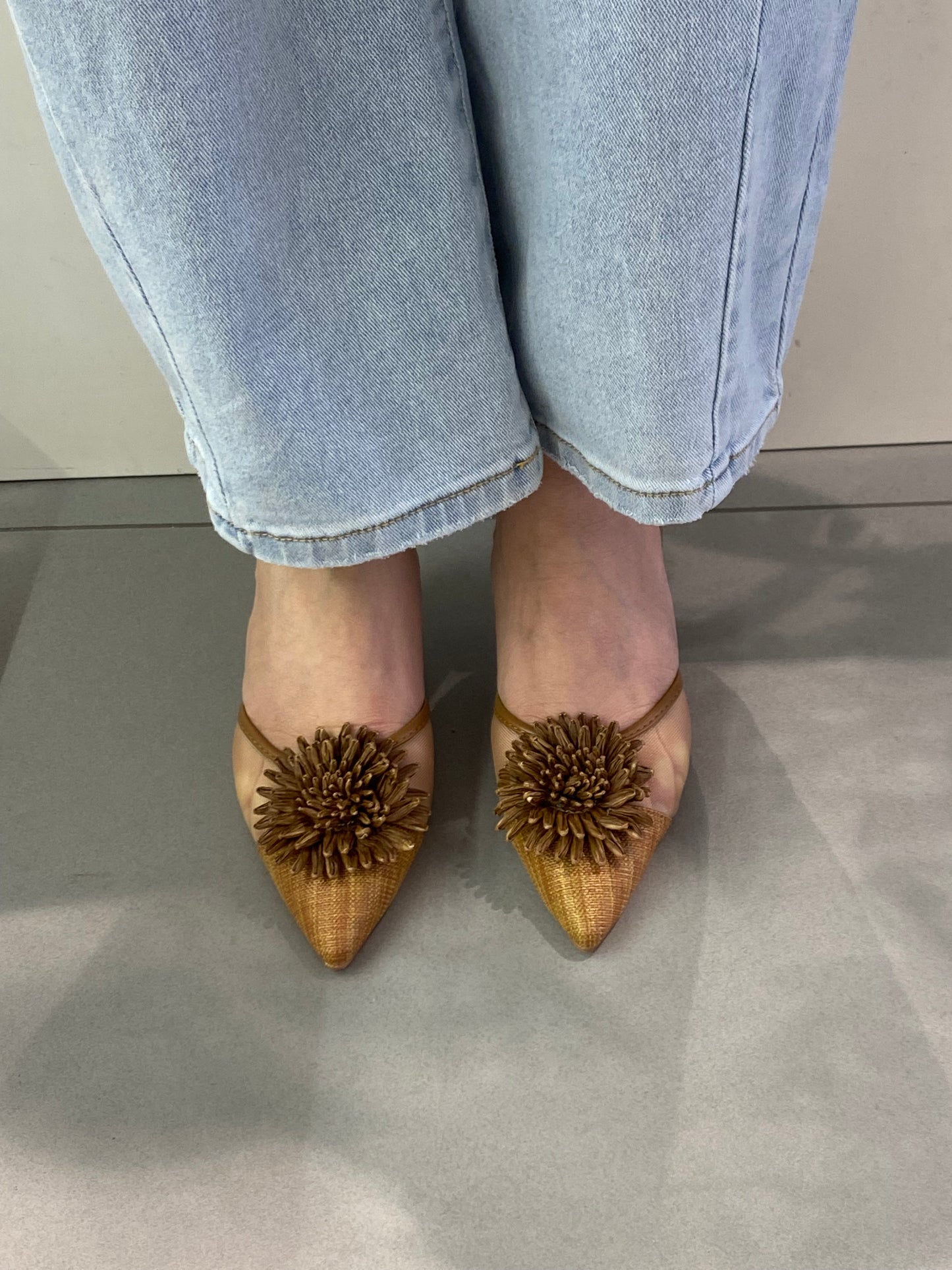 gold sling back con fiore