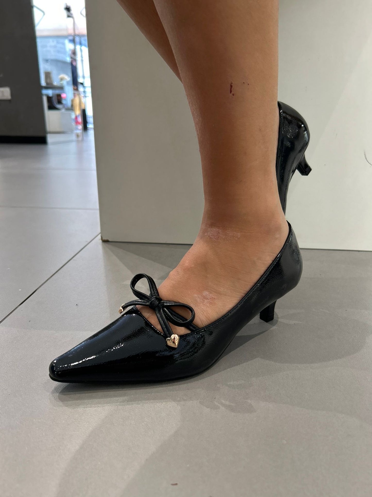 gold decollete fiocco