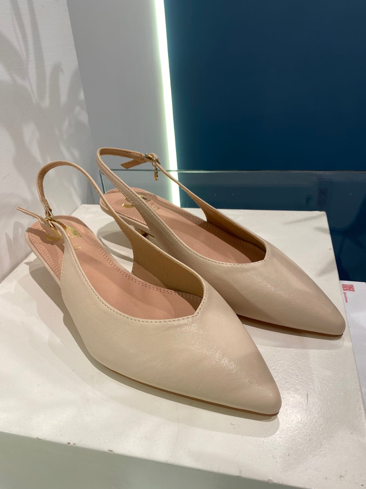 gold sling back tacco basso