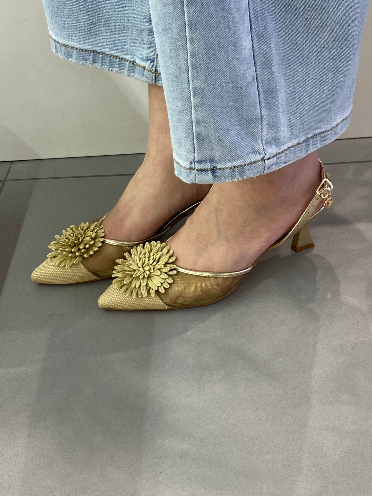 gold sling back con fiore
