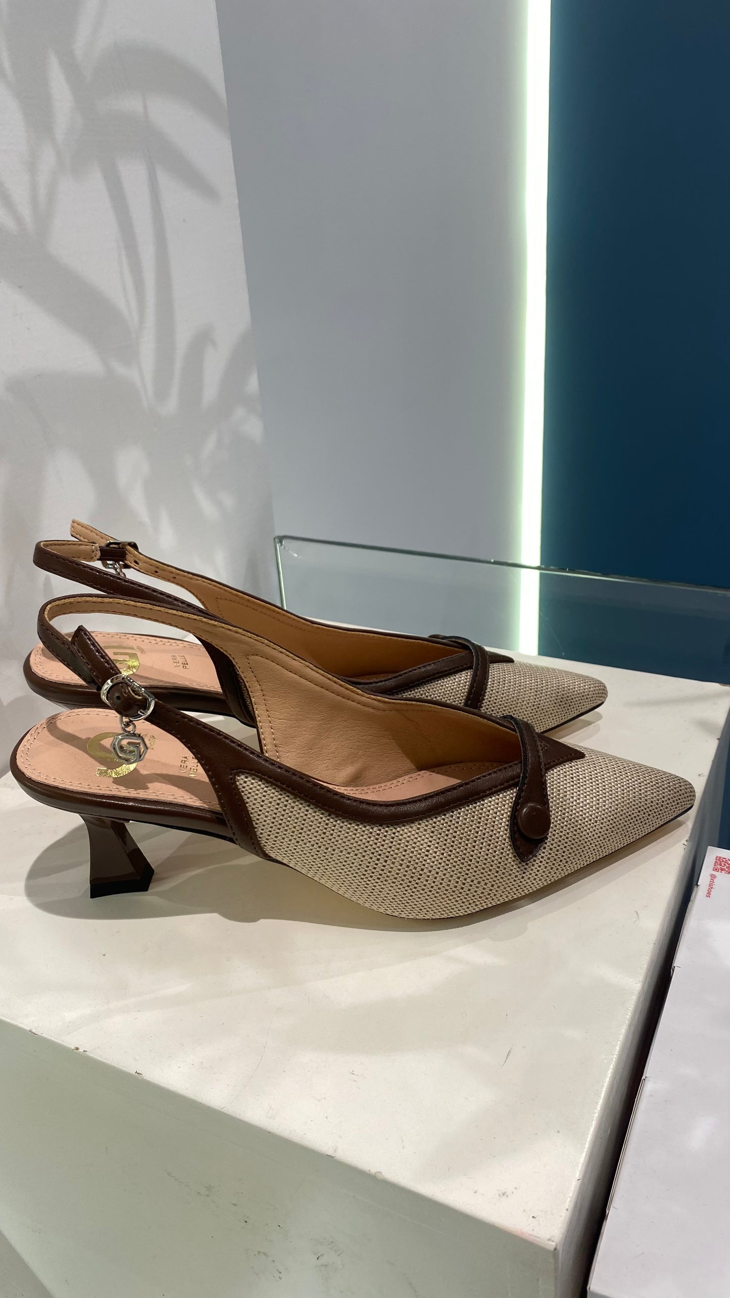 gold sling back contrasto bottone