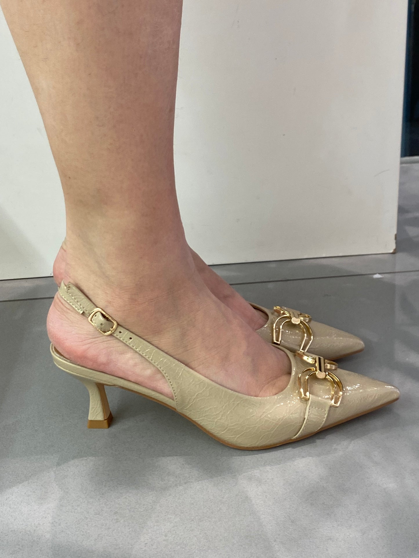 gold sling back accessorio