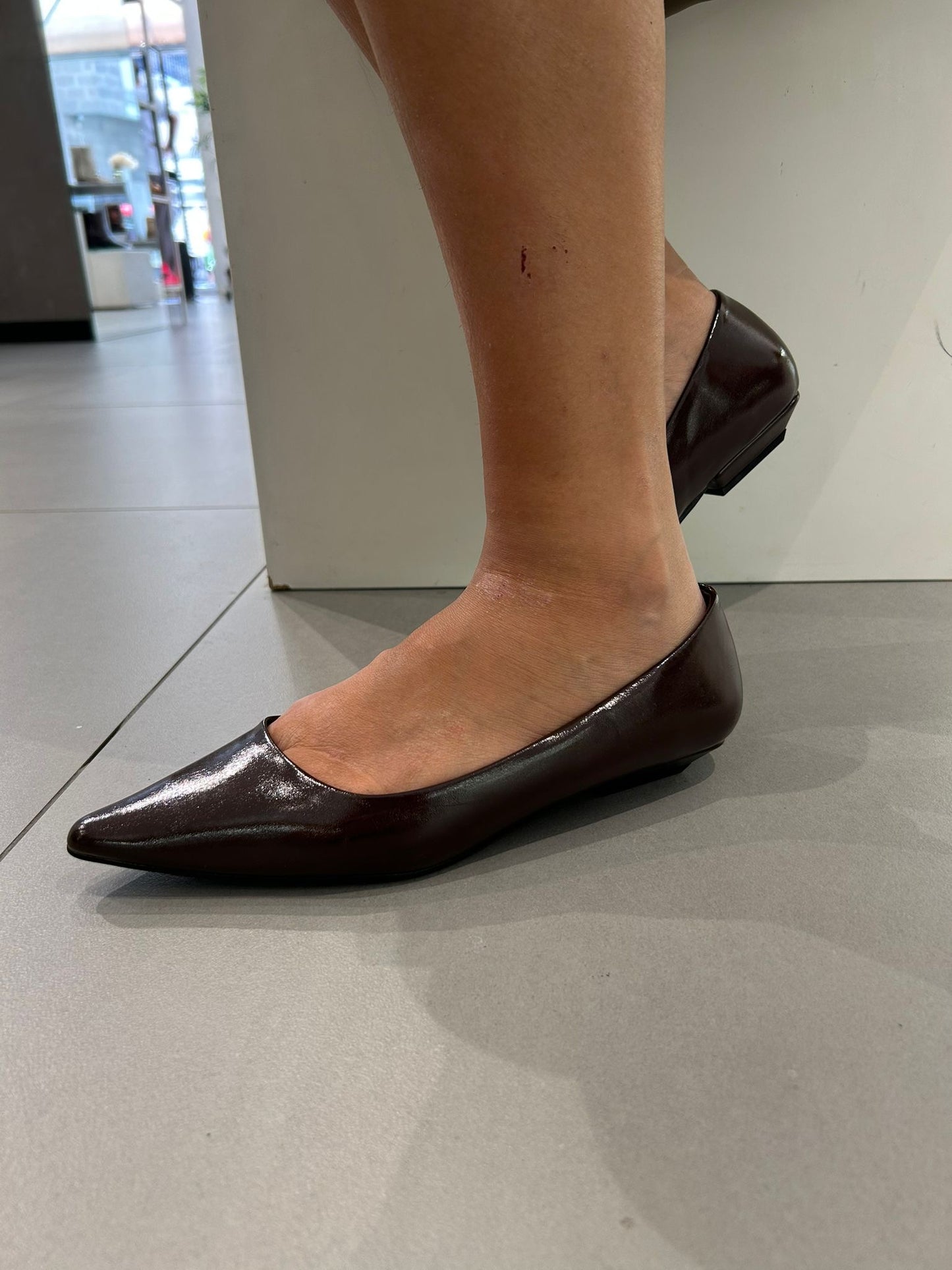 gold ballerina in punta