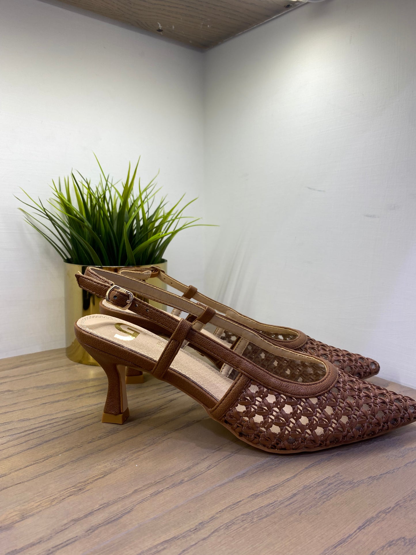 gold sling back tomaia intrecciata