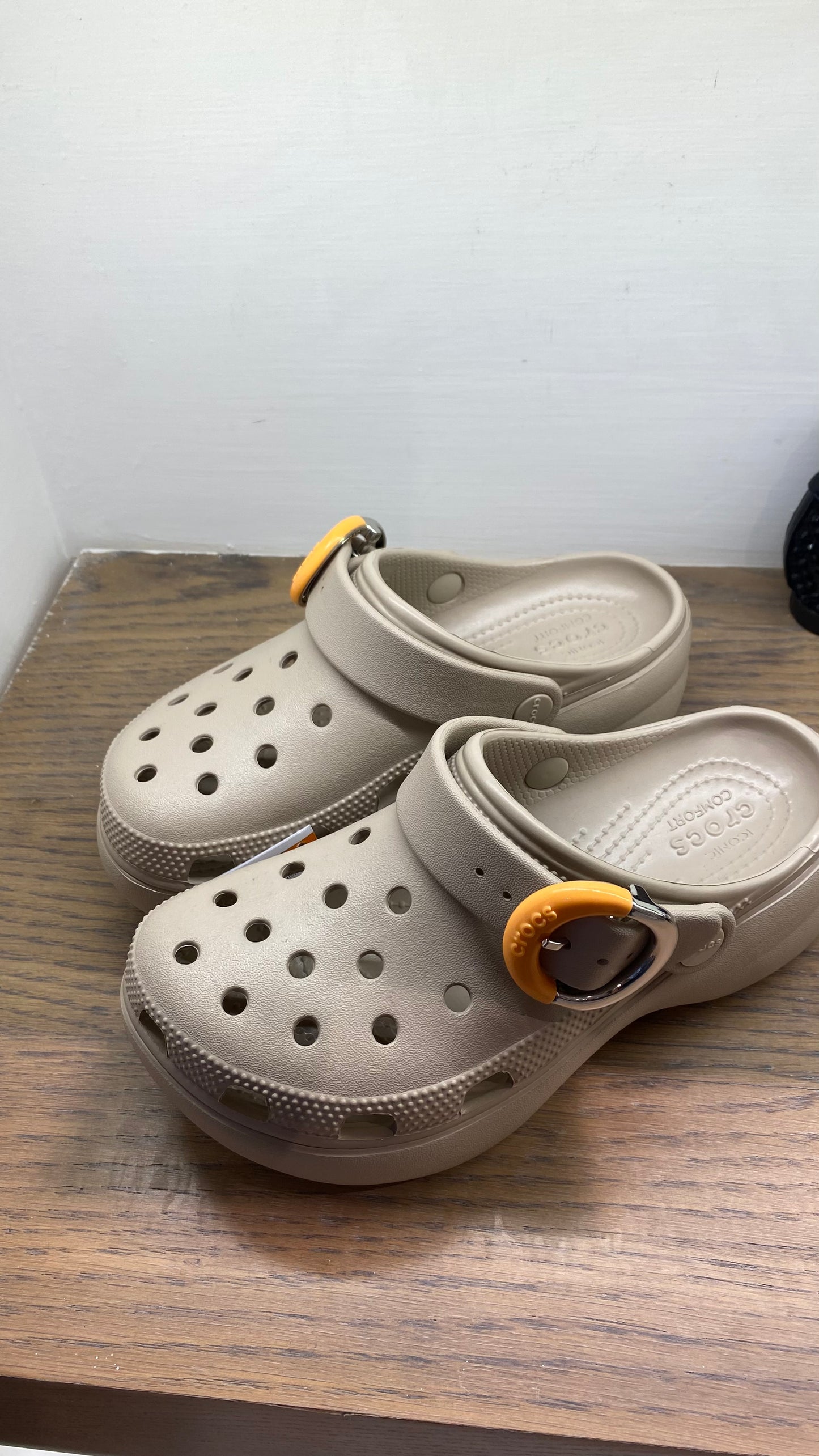 crocs classic plat buckle clog