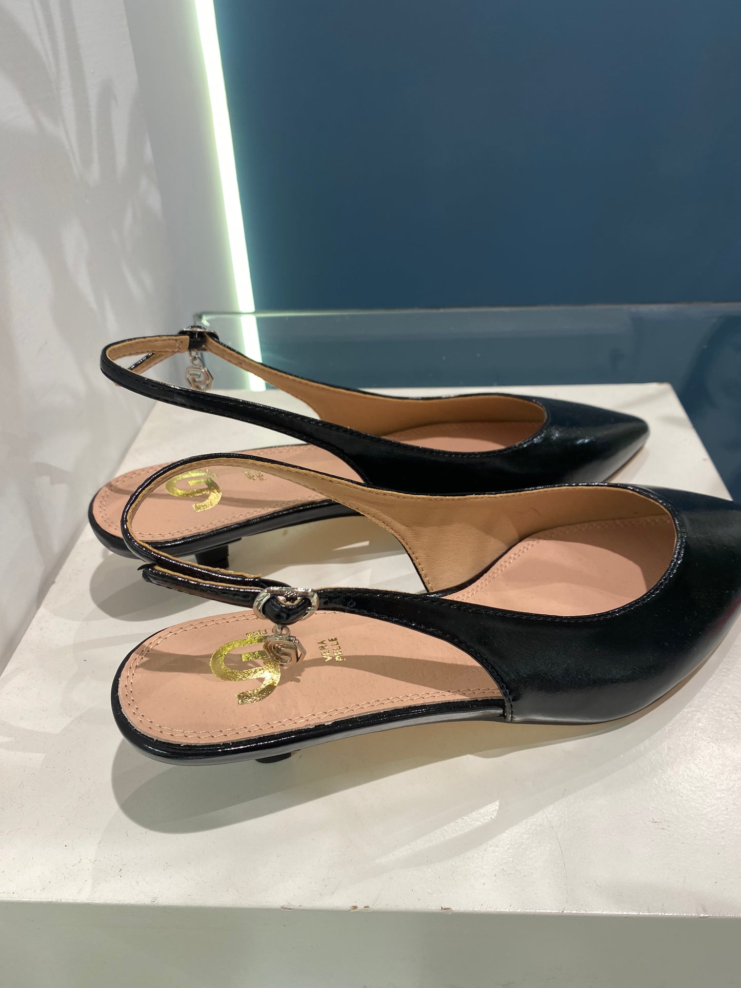 gold sling back tacco basso