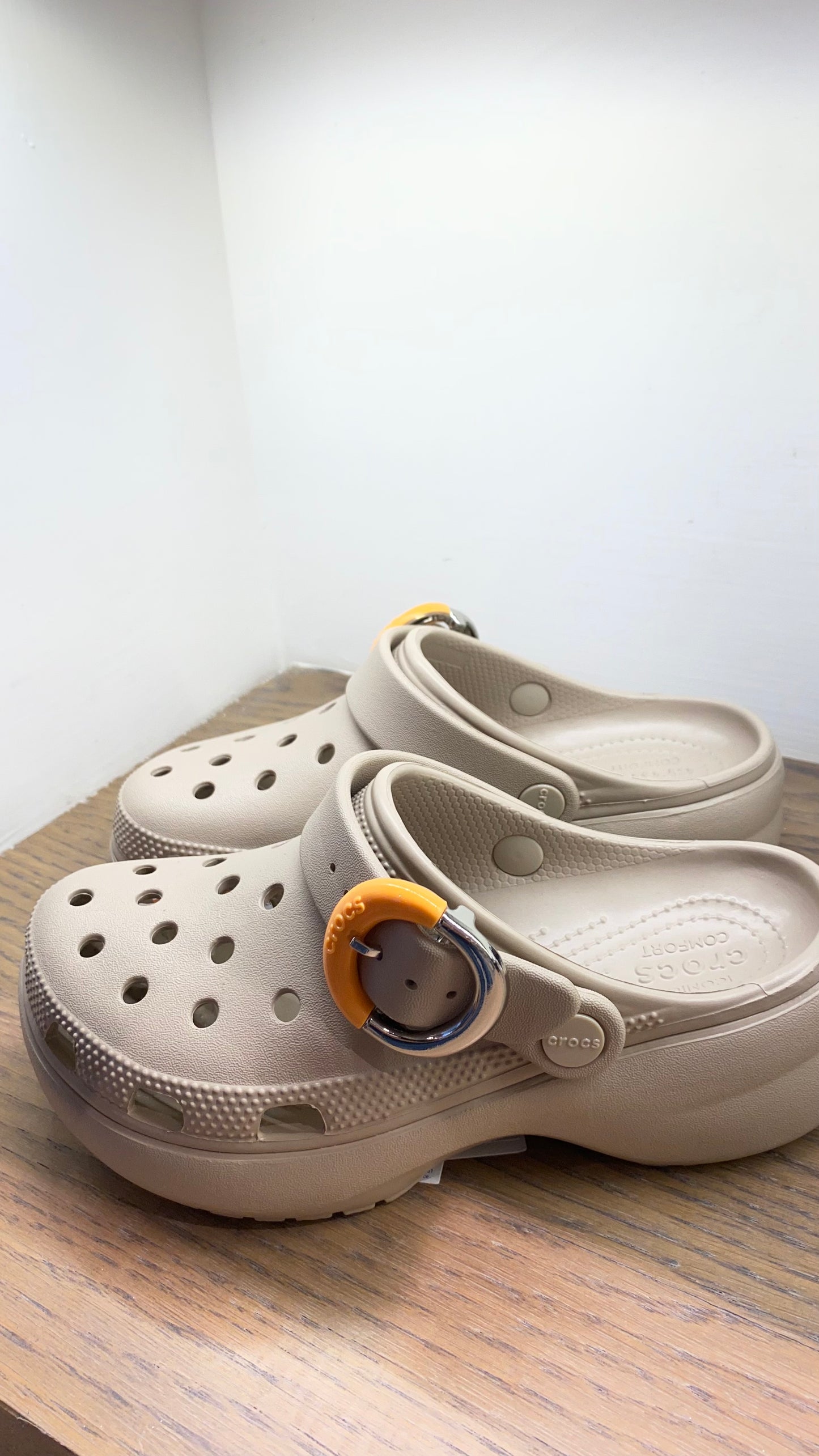 crocs classic plat buckle clog