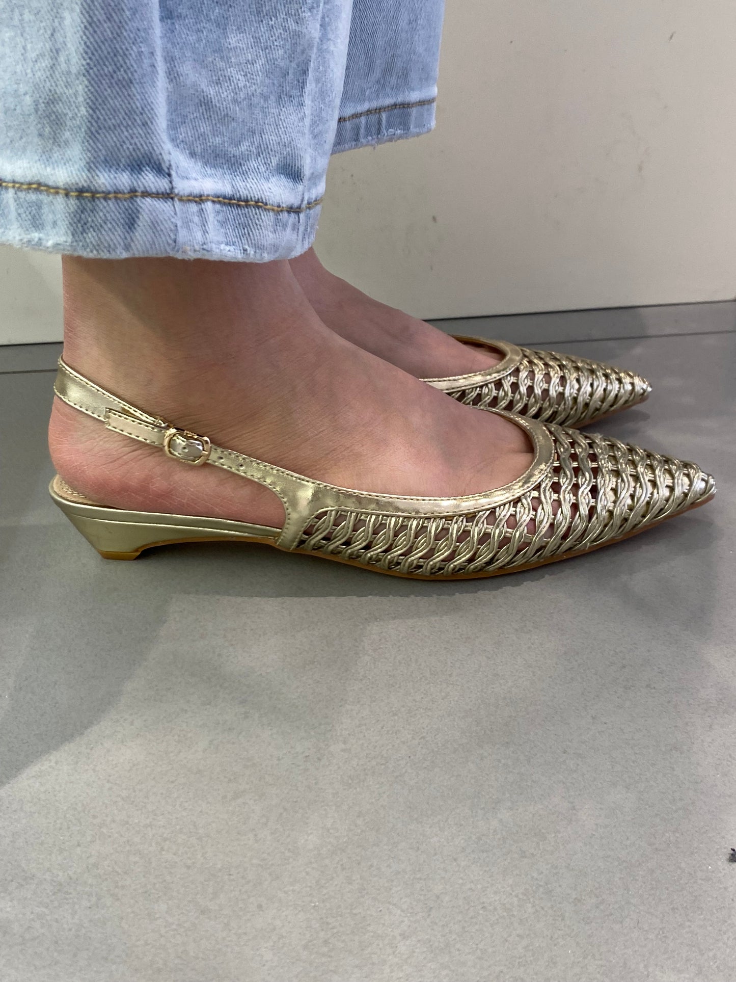 gold sling back intrecciata