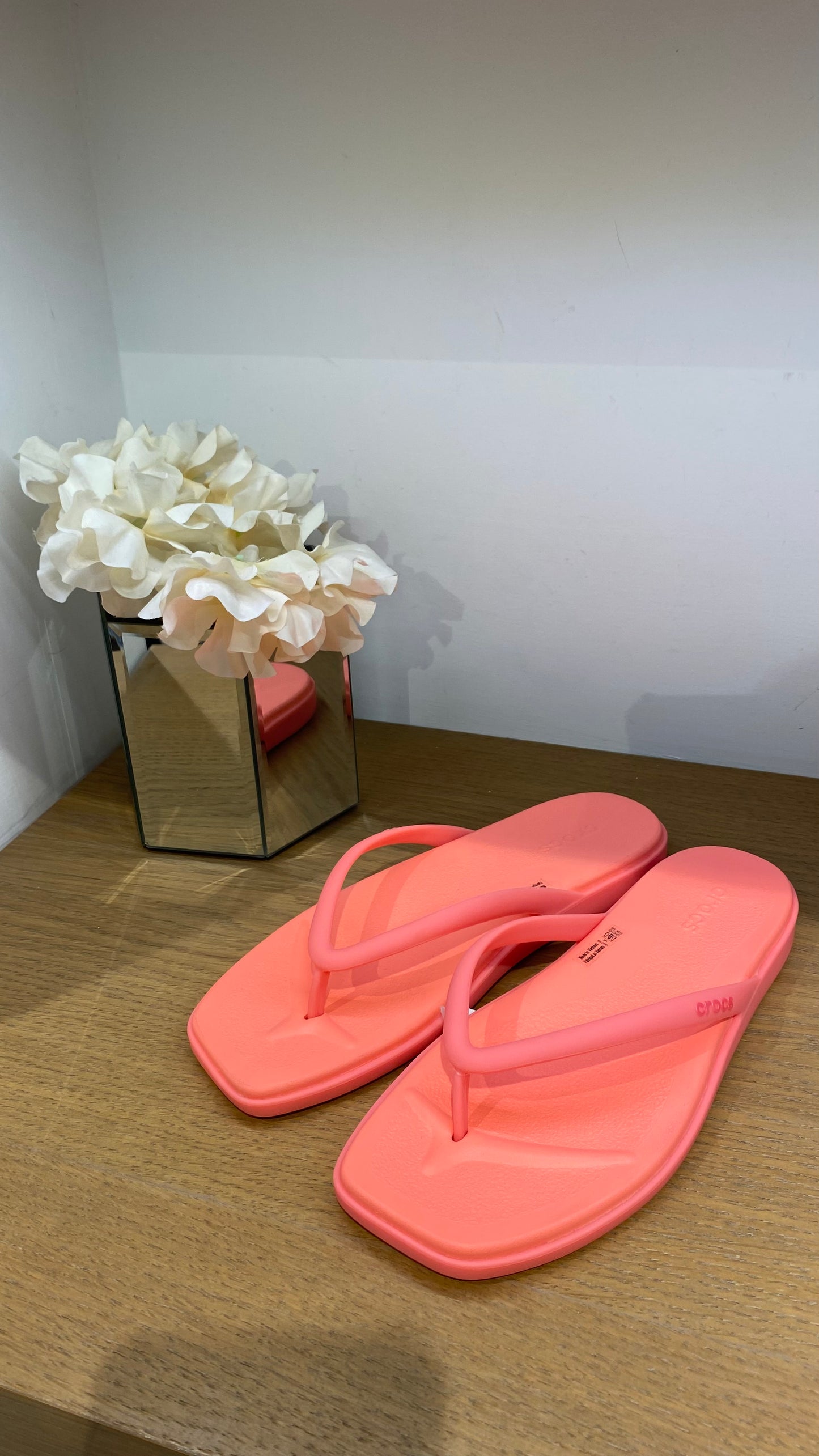 crocs miami flip