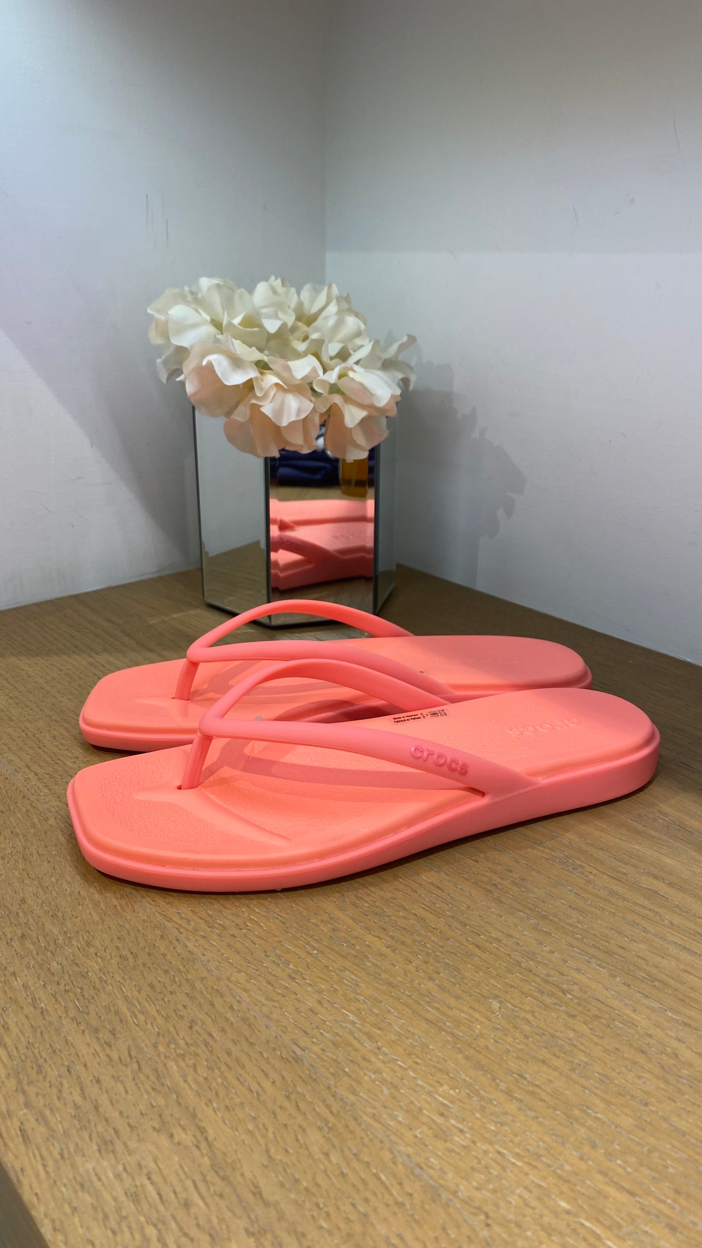 crocs miami flip