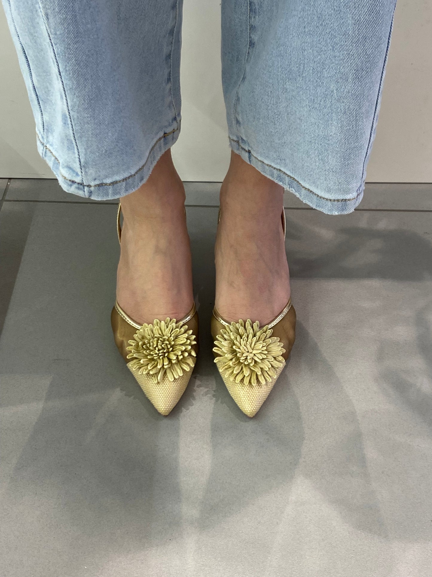 gold sling back con fiore