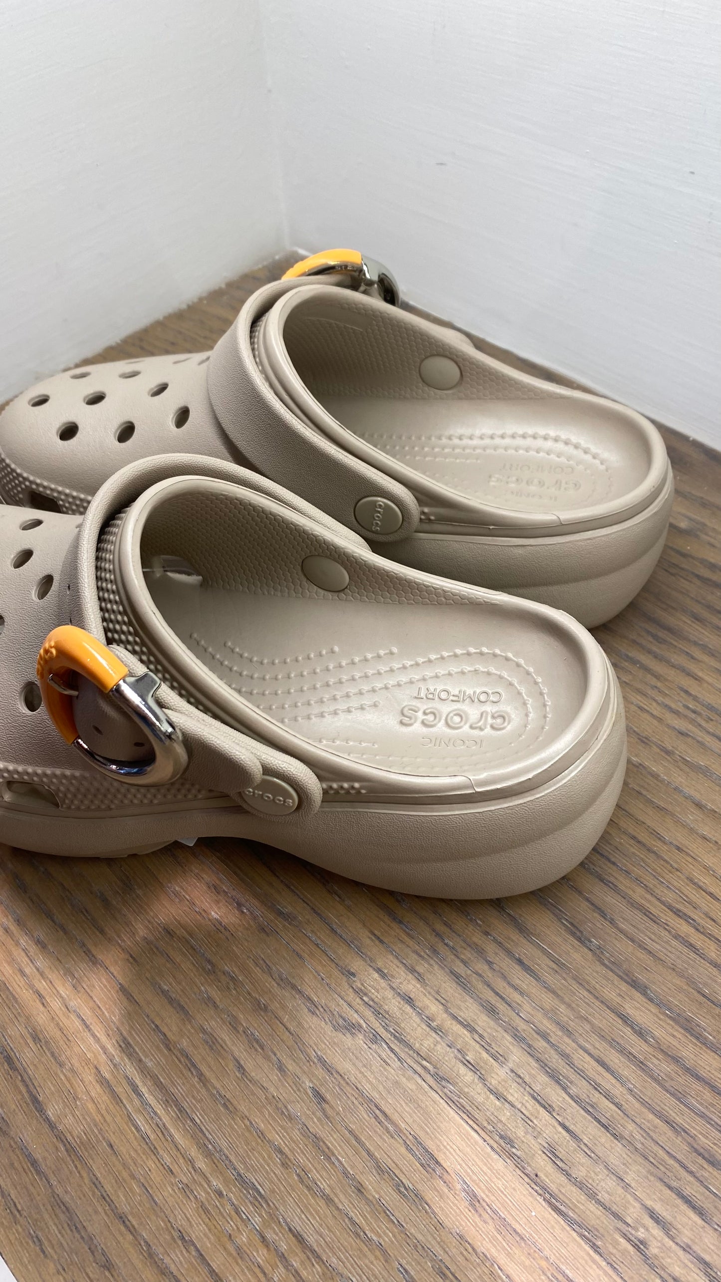 crocs classic plat buckle clog