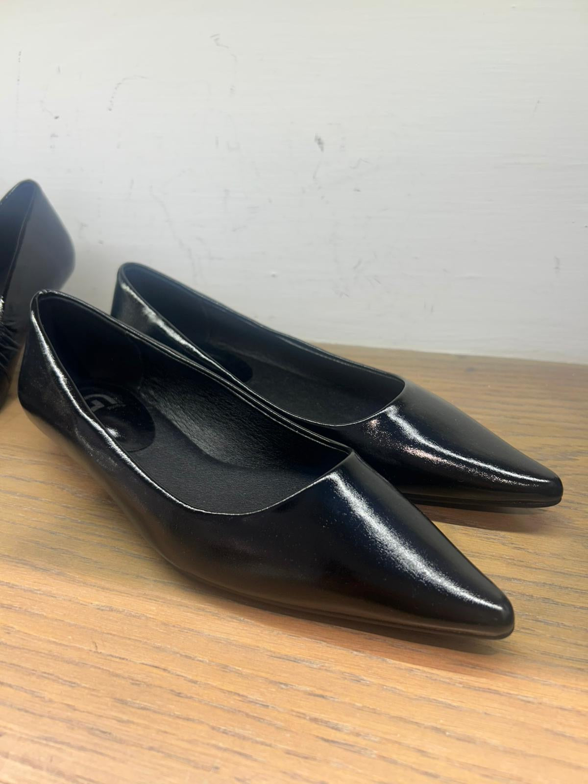 gold ballerina in punta