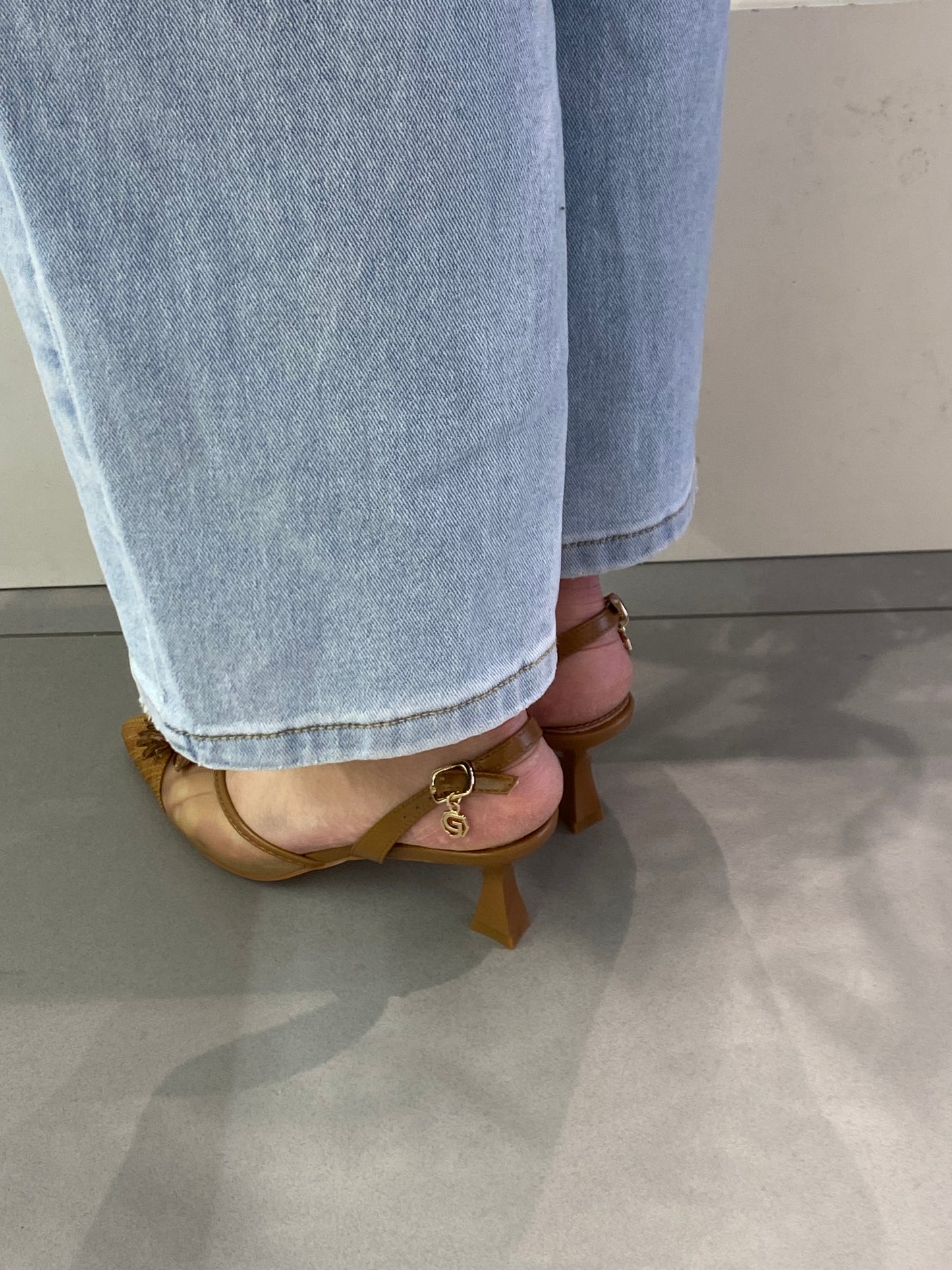 gold sling back con fiore
