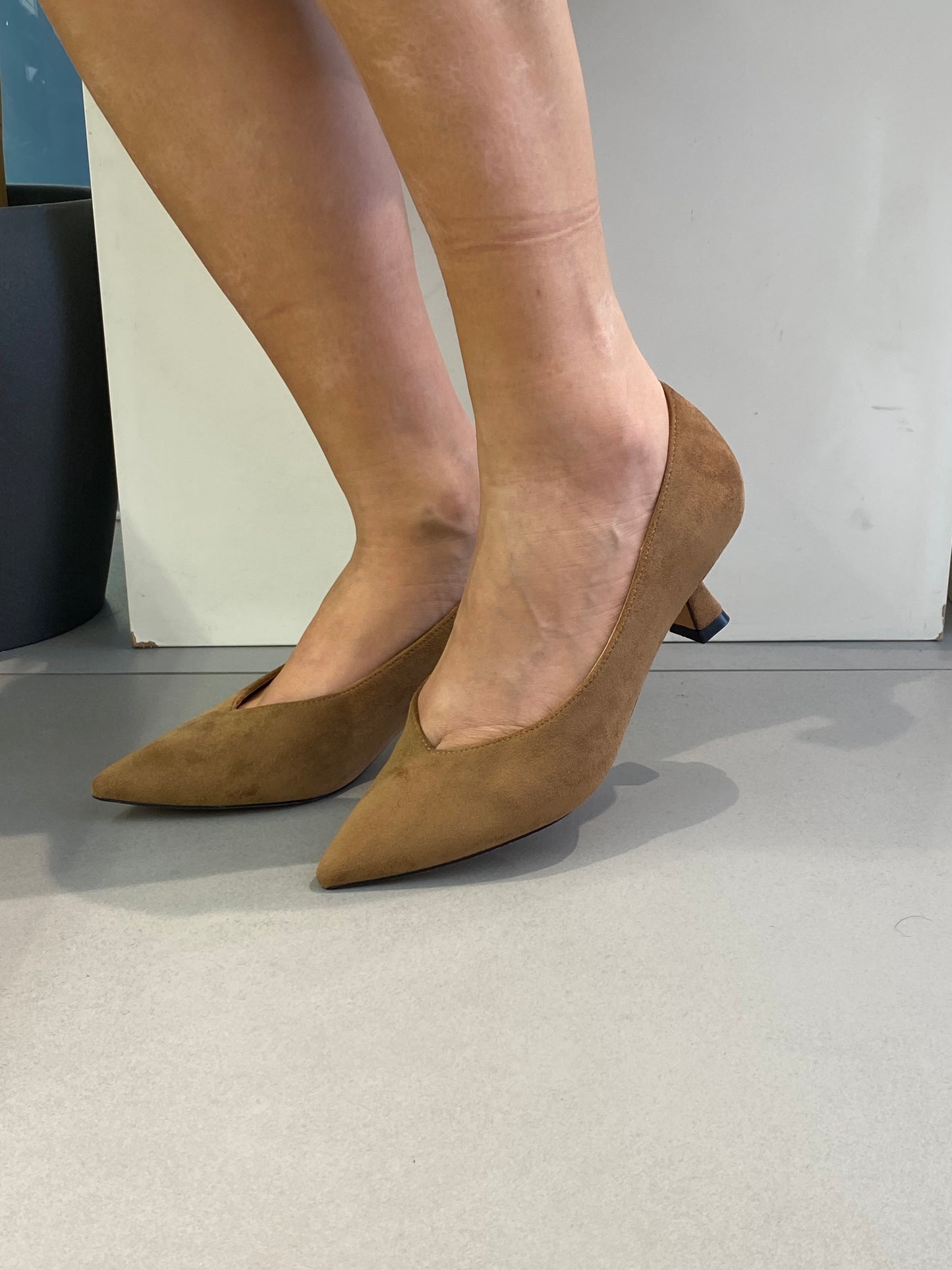 gold decollete camoscio