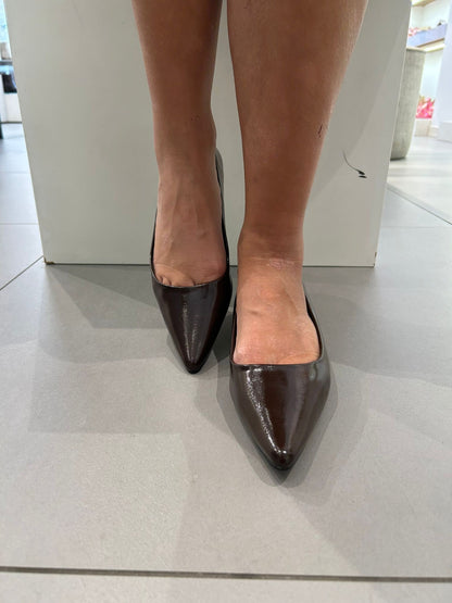 gold ballerina in punta