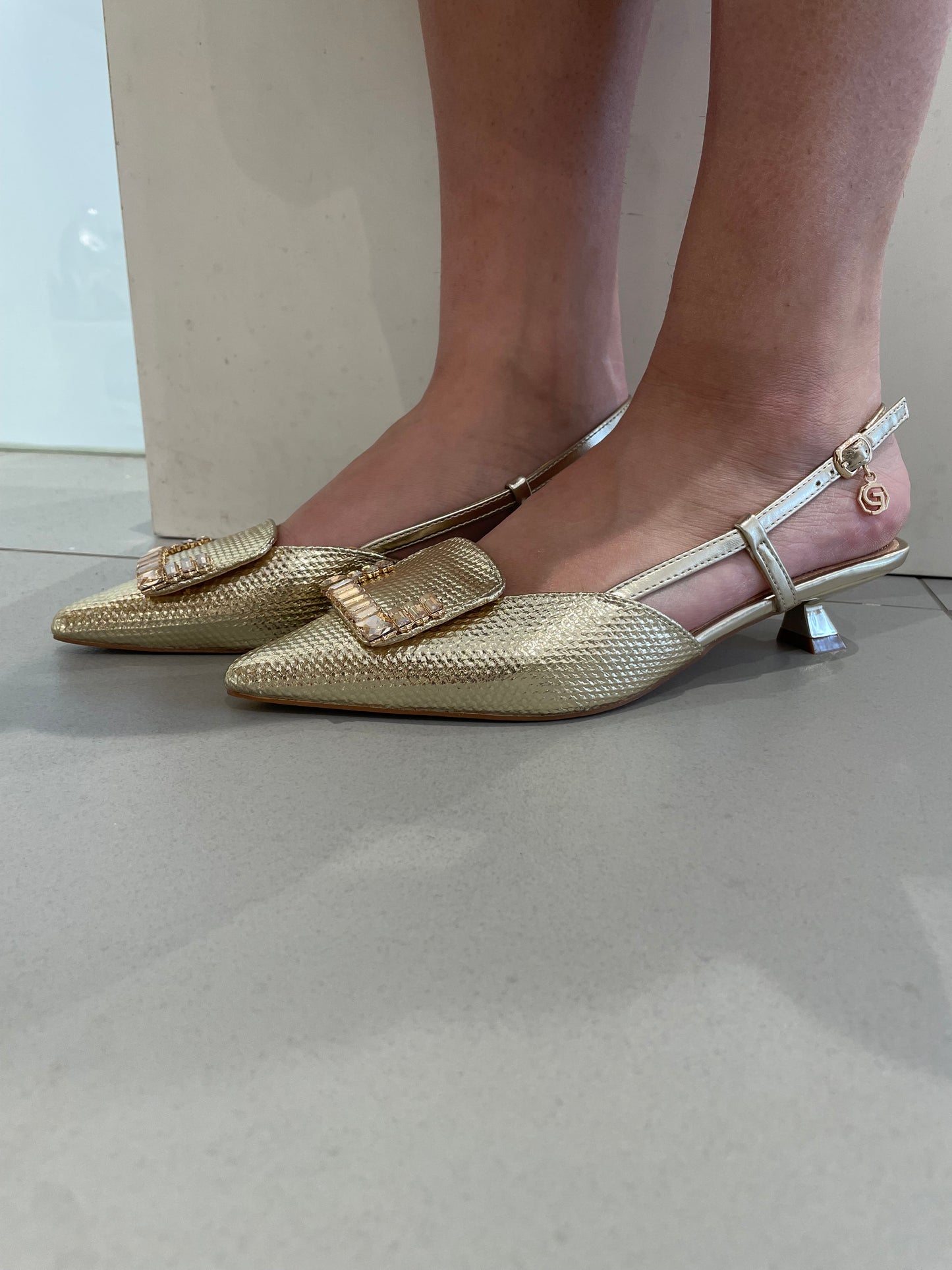 gold sling back tacco concavo