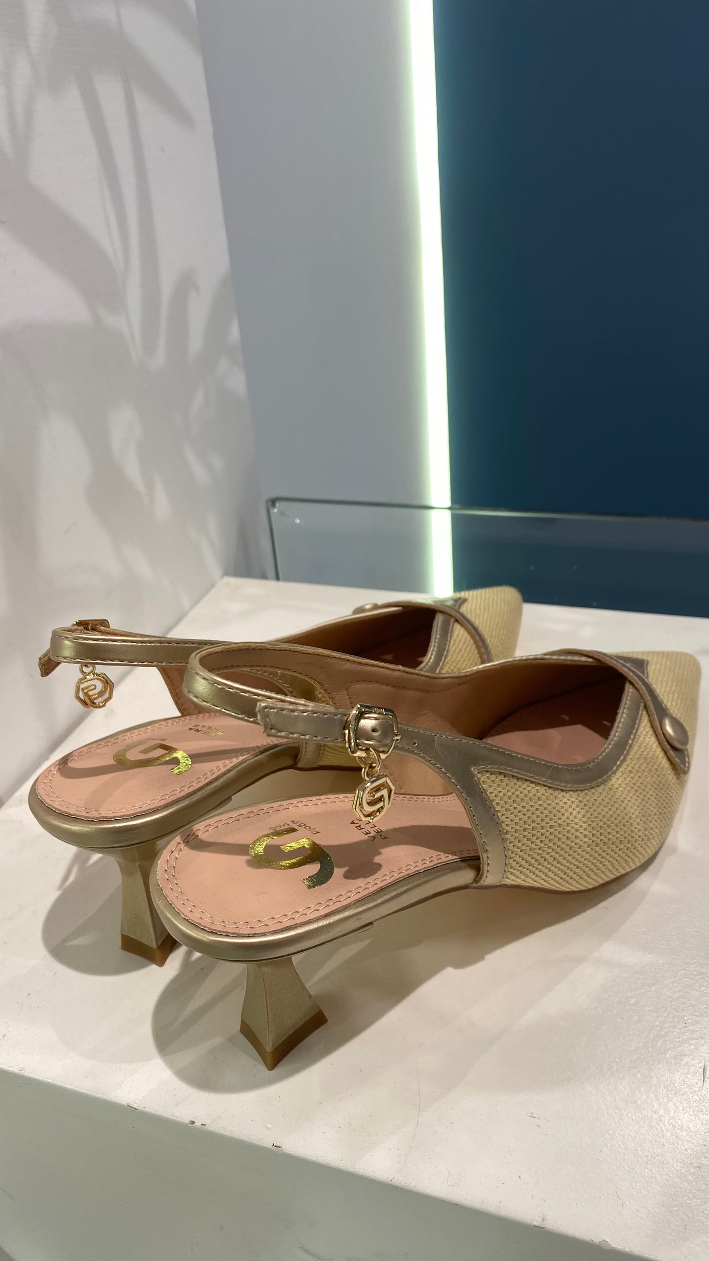 gold sling back contrasto bottone