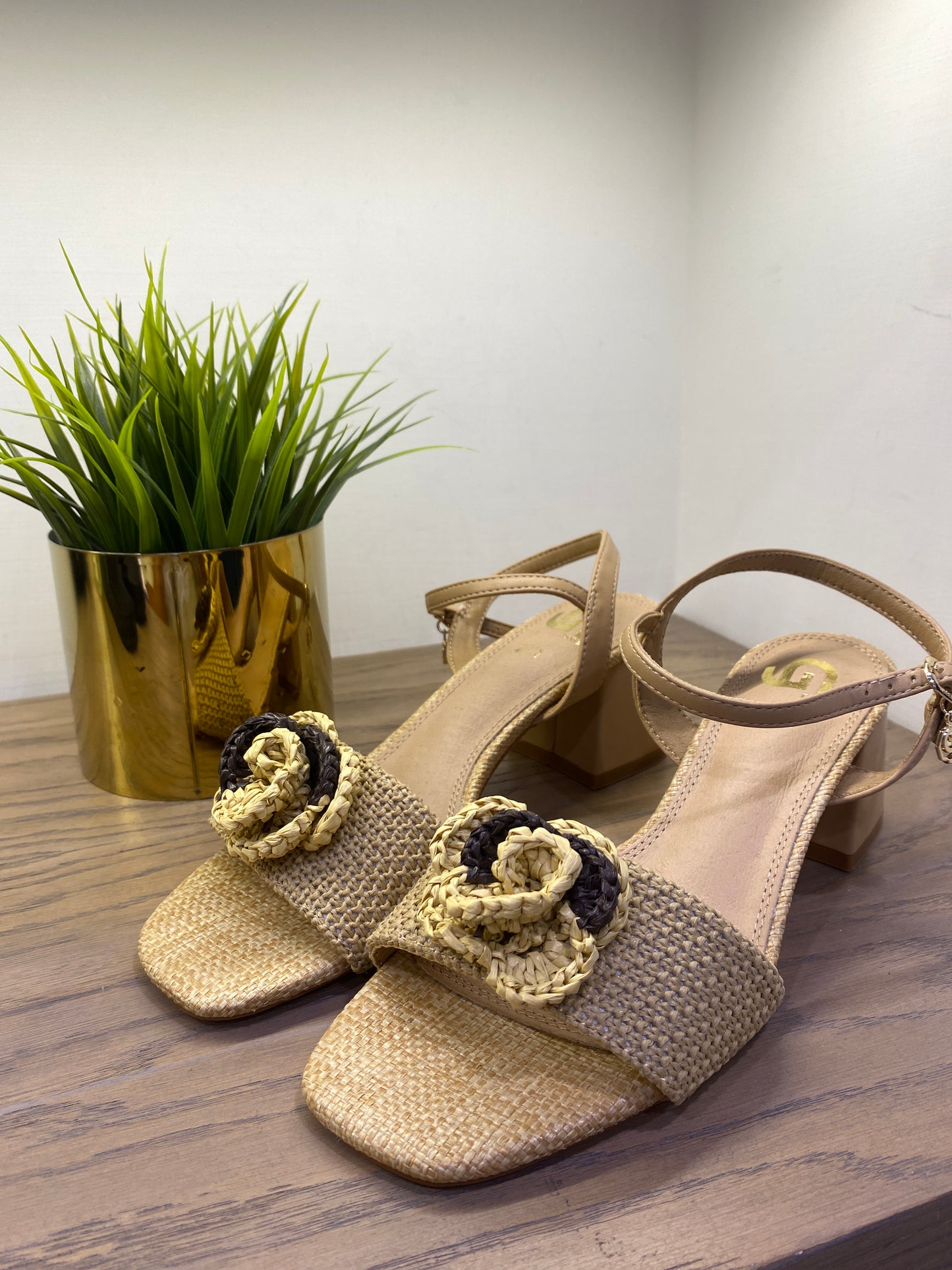 gold sandalo raffia fiore rosa