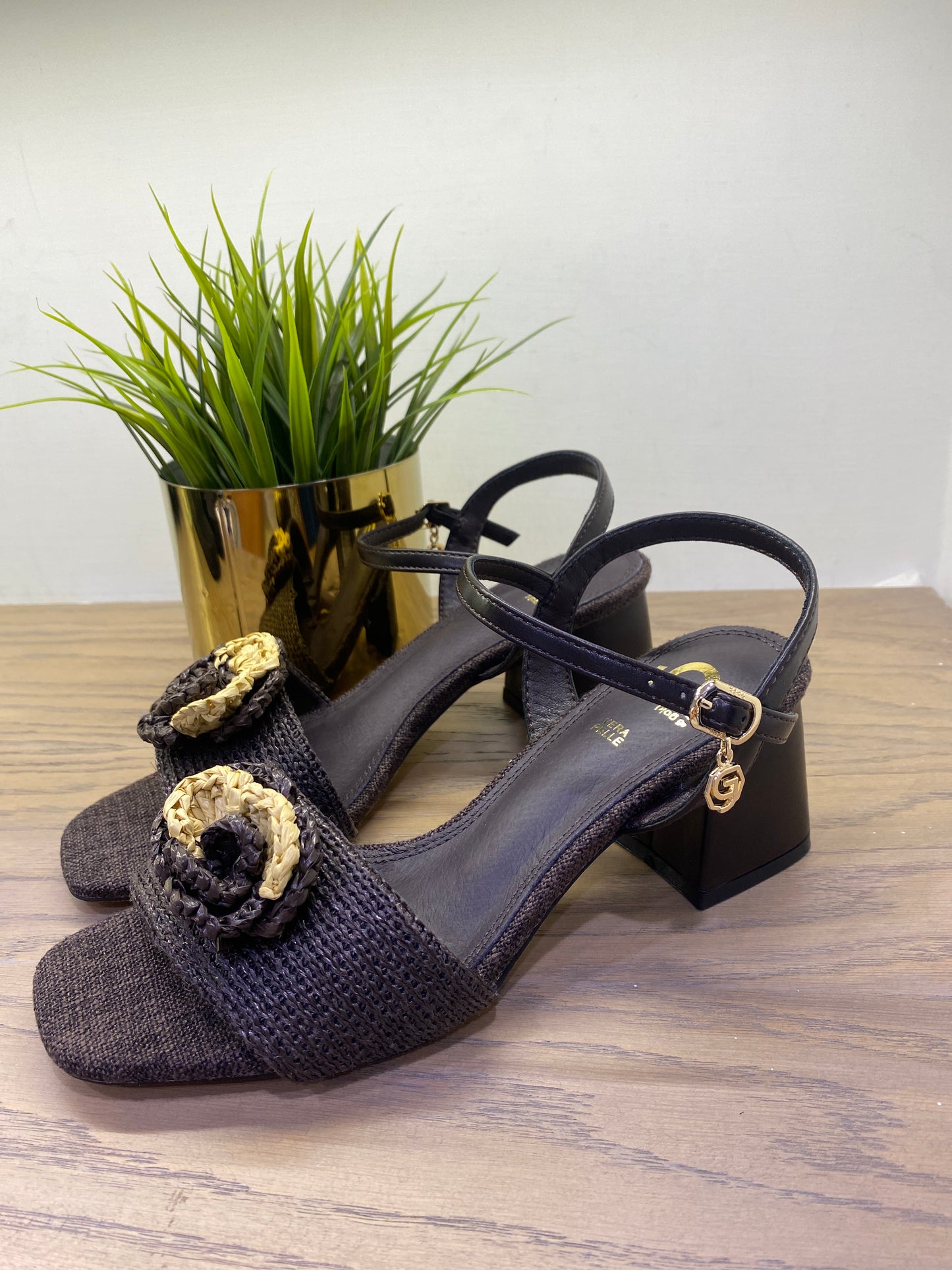gold sandalo raffia fiore rosa
