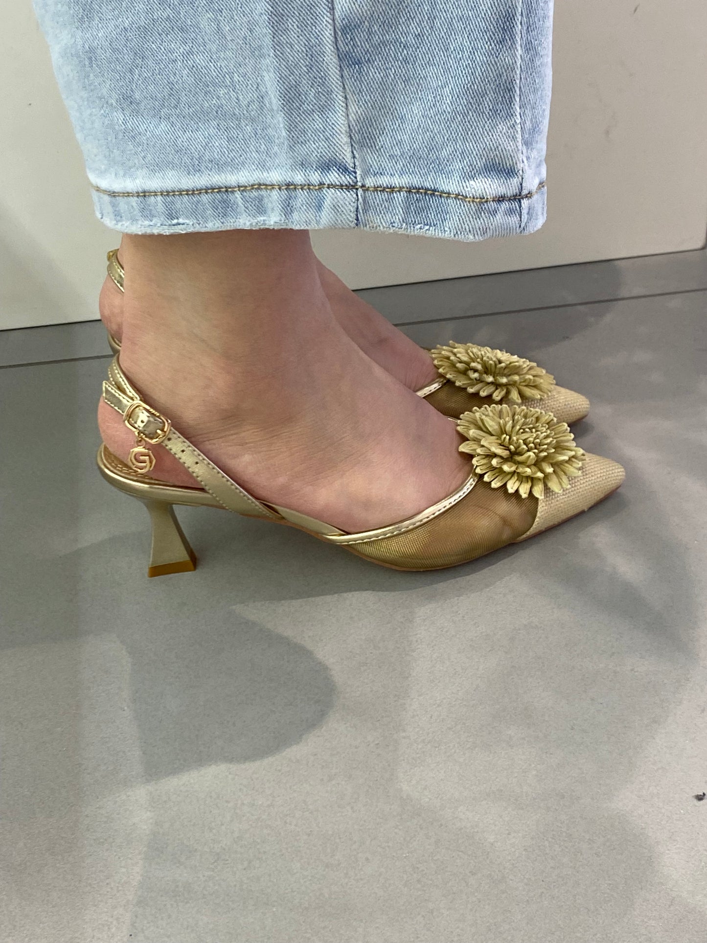 gold sling back con fiore