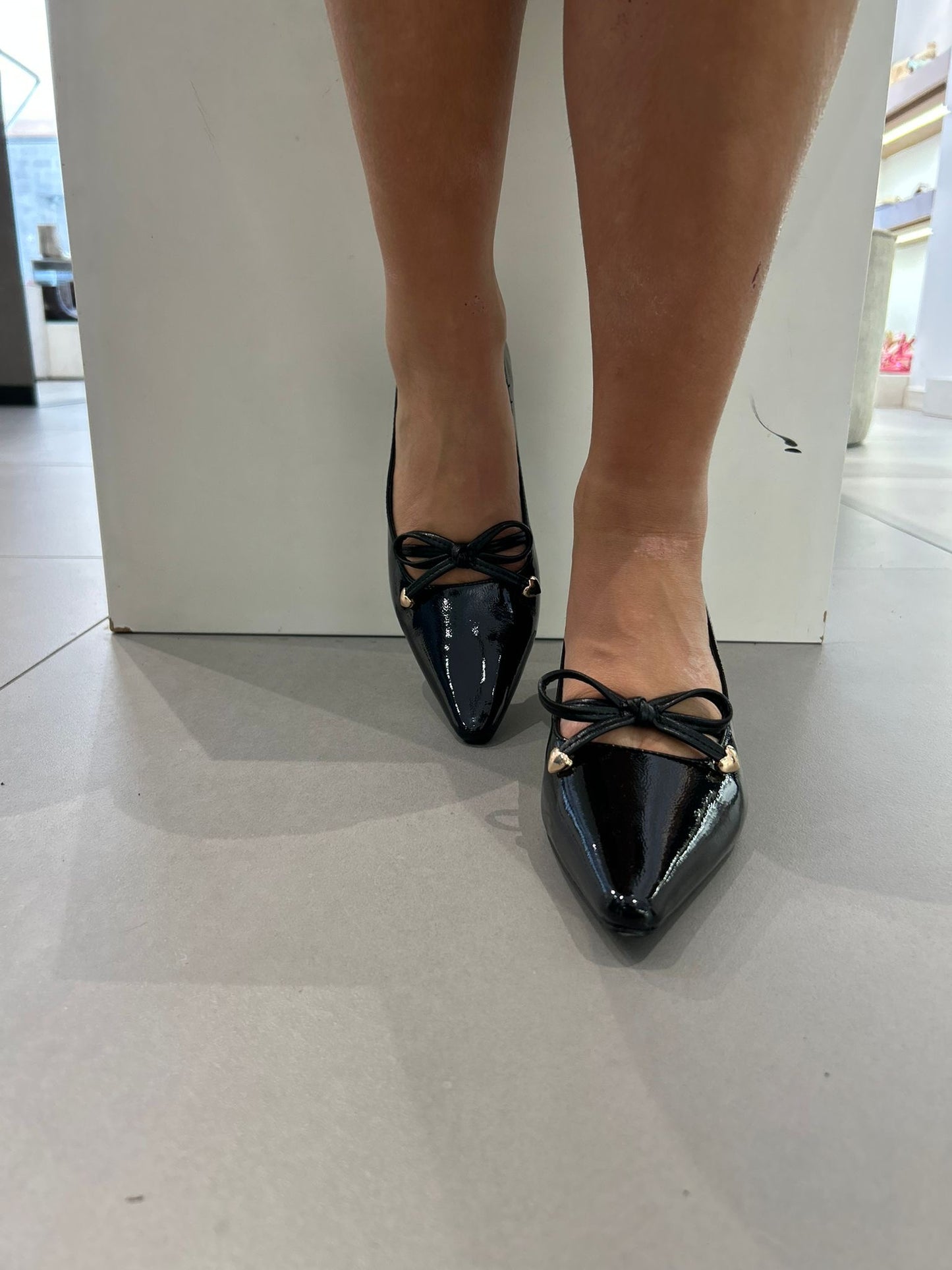 gold decollete fiocco