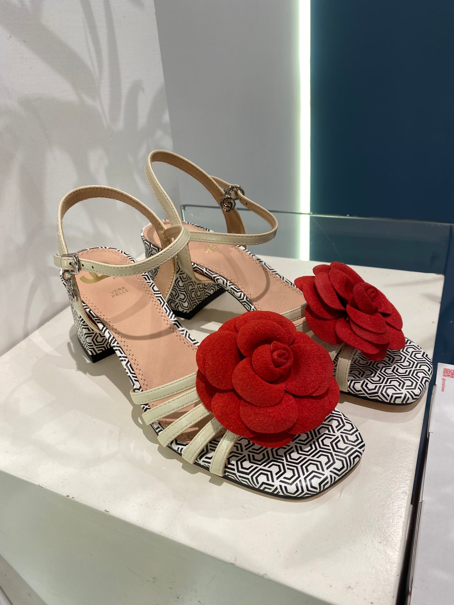 gold sandalo fiore rosa