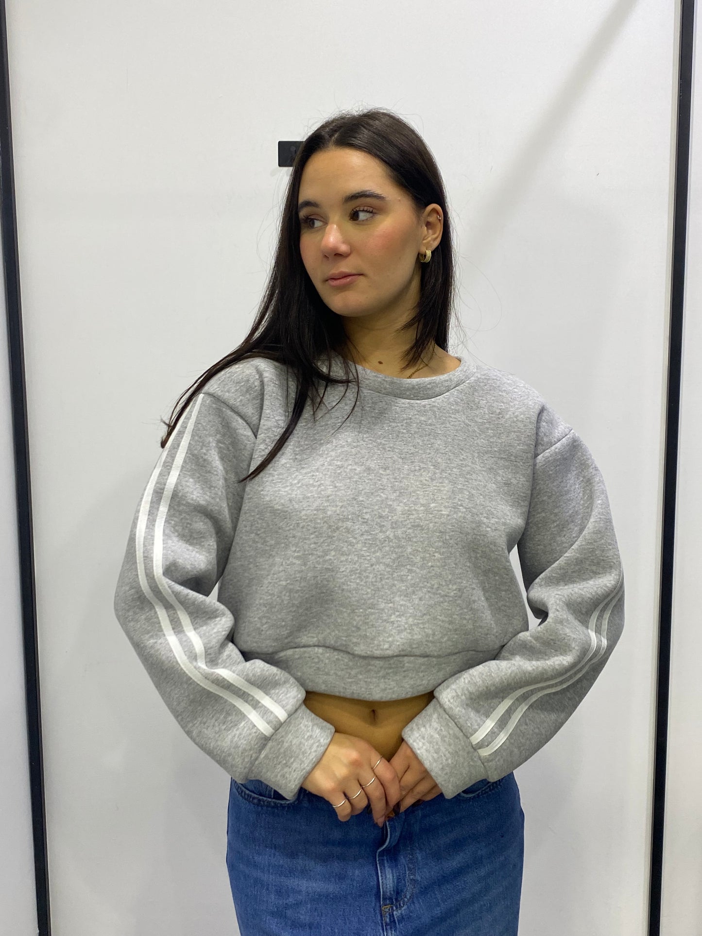 chic felpa crop banda manica