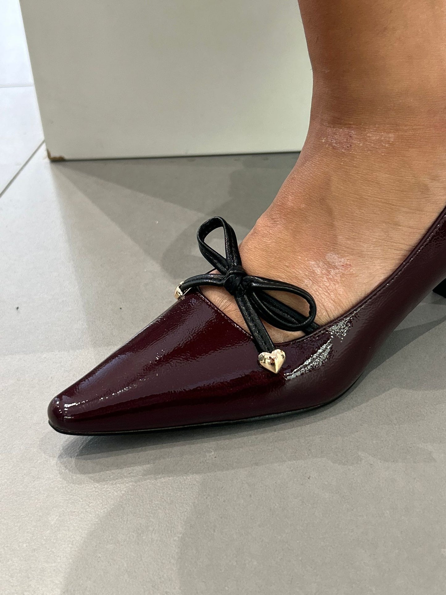 gold decollete fiocco