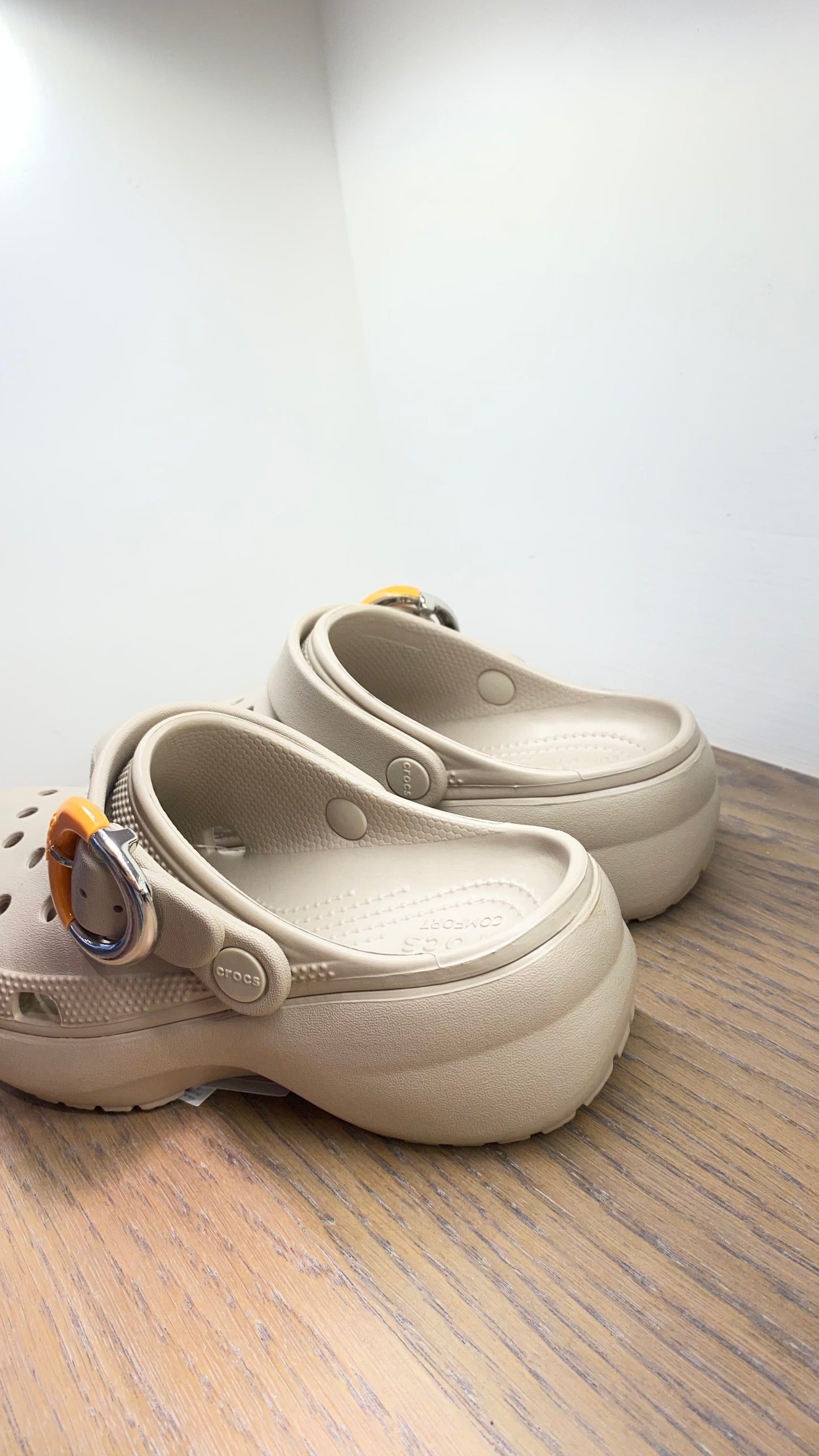 crocs classic plat buckle clog