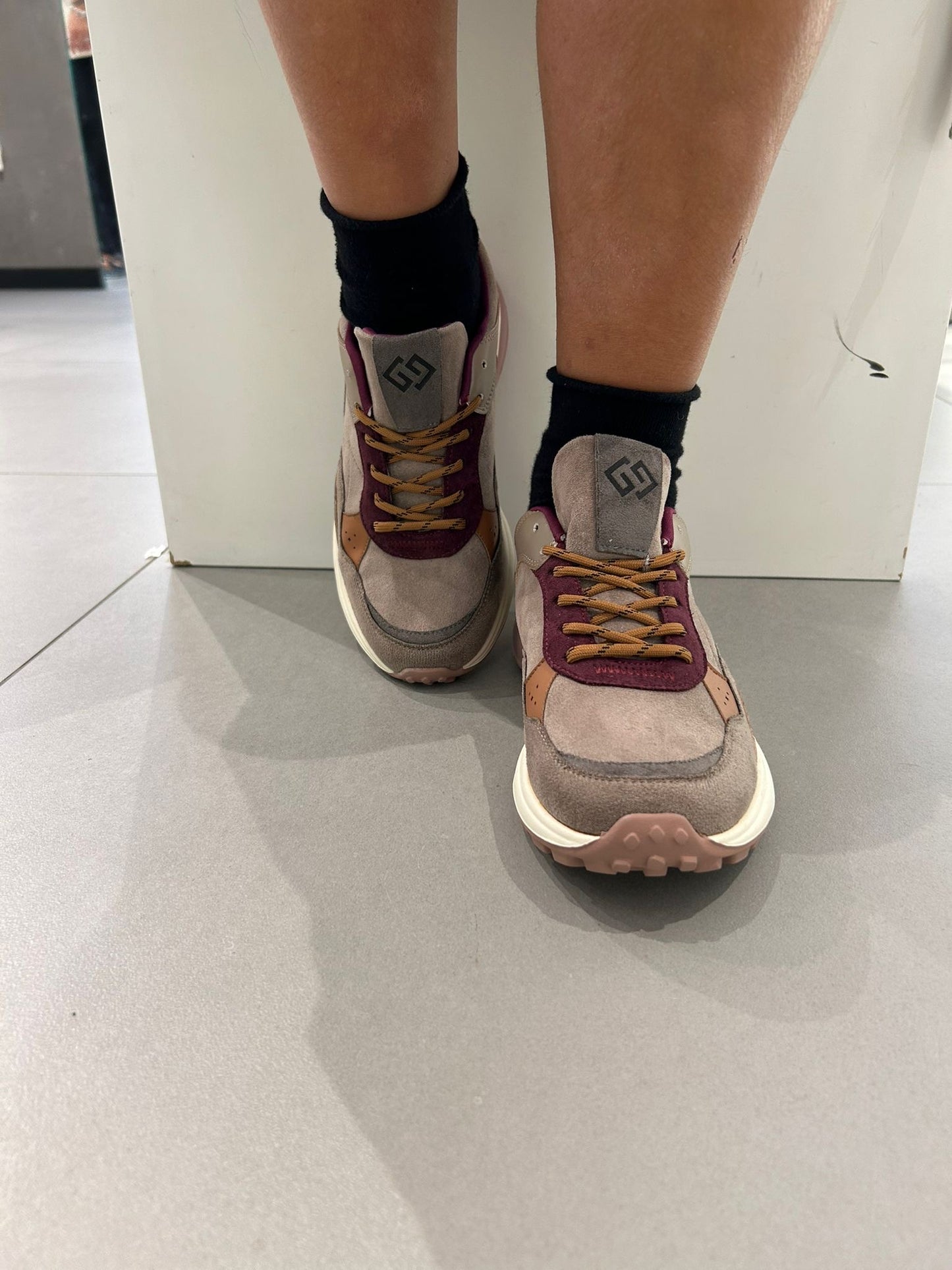 gold sneakers camoscio