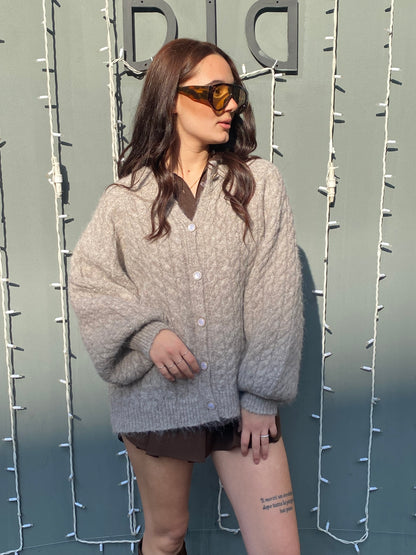 monique cardigan over bottoni